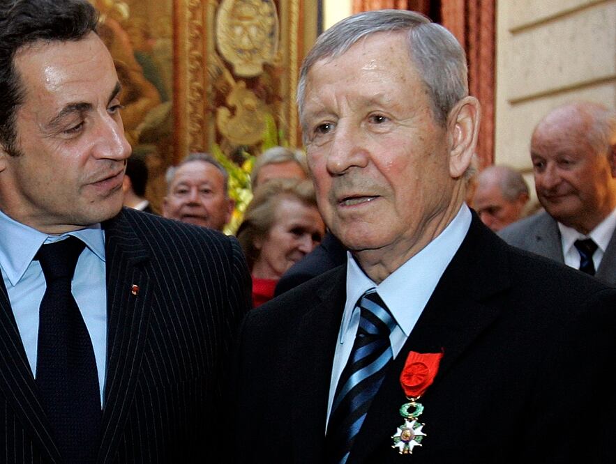 En esta fotografía de archivo dle 17 de marzo de 2008, el entonces mandatario francés Nicolas Sarkozy, izquierda, habla con el legendario futbolista francés Raymond Kopa (AP)