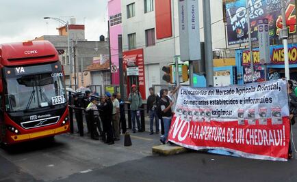 Locatarios protestan contra tienda de autoservicio en Iztacalco