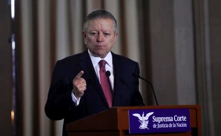 Renuncia de Zaldívar desata debate en redes; "¡Pues si no está cortando a la novia!"