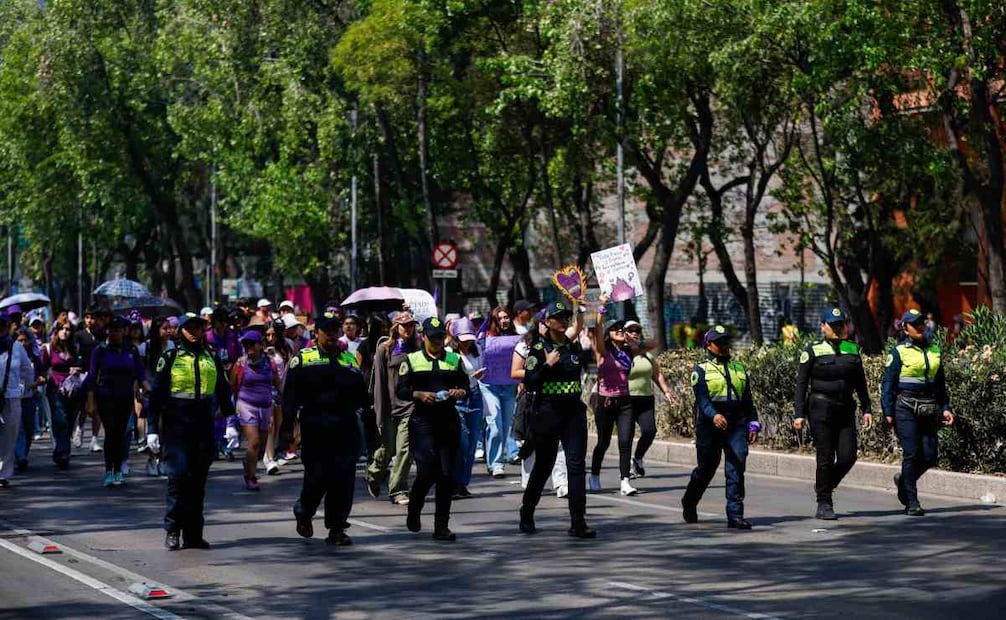 Mujeres policía dan acompañamiento a la marcha en la CDMX por el Día Internacional de la Mujer / 8 de Marzo de 2026. Diego Simón. EL UNIVERSAL