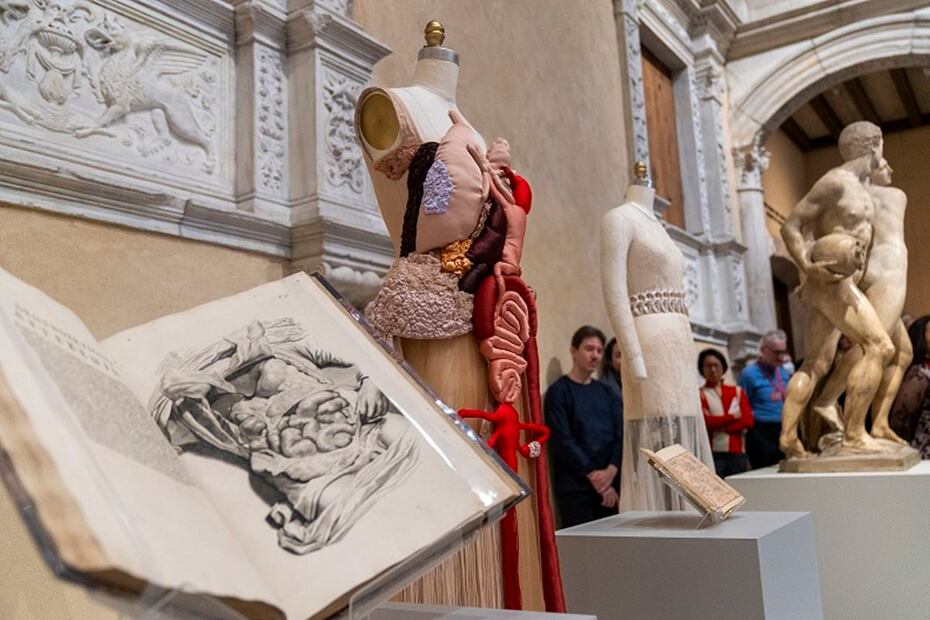Durante el anuncio de la nueva exposición, exhibieron algunos trajes que se podrán ver el año que viene. Foto: EFE