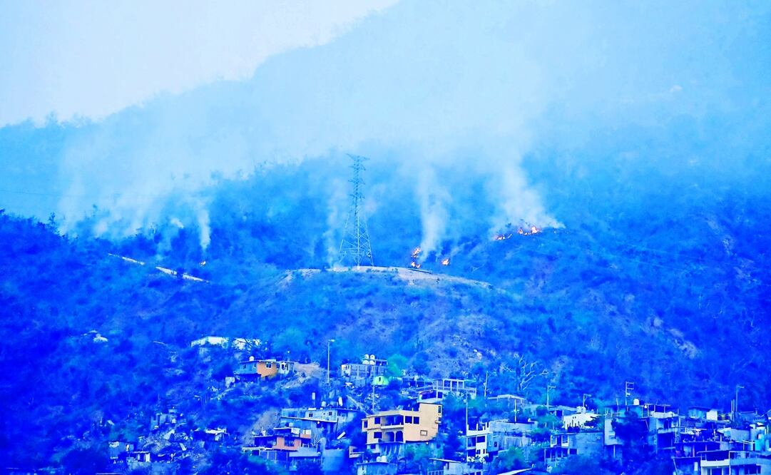 En Acapulco, Guerrero, son cinco los incendios forestales, el principal es el del Parque Nacional El Veladero, que abarca por lo menos tres colonias. Foto: Cuartoscuro