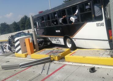 Camión de la Secretaría de Seguridad del Edomex choca contra caseta de peaje; hay 12 lesionados