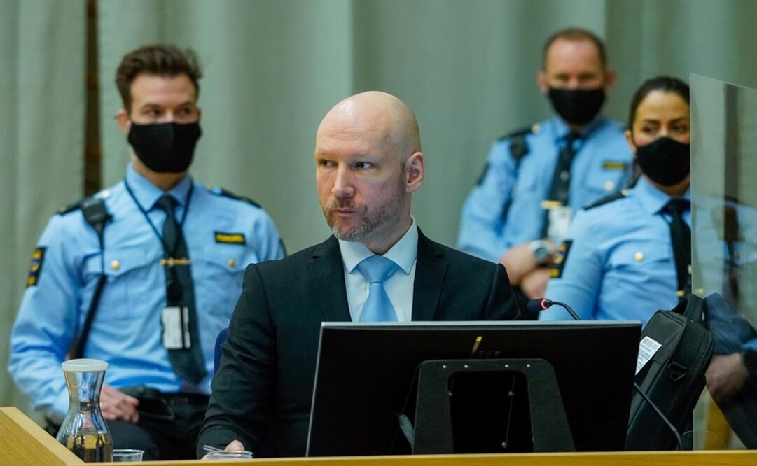 Anders Behring Breivik, condenado por terrorismo, se sienta en la sala de audiencias en la prisión de Skien el segundo día de su audiencia de libertad condicional. Foto: EFE