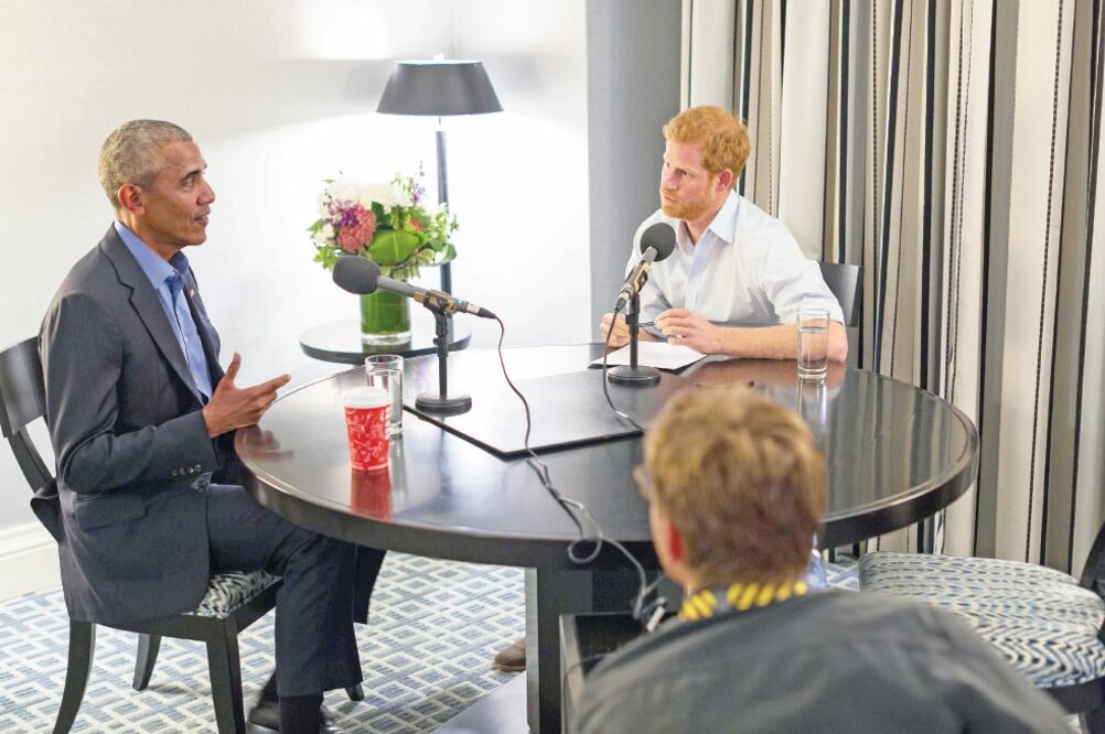 El príncipe Harry de Inglaterra entrevistó al ex presidente estadounidense, Barack Obama, para la radio de la BBC. El ex mandatario comentó que se sintió sereno el día que se marchó de la Casa Blanca . (AFP)