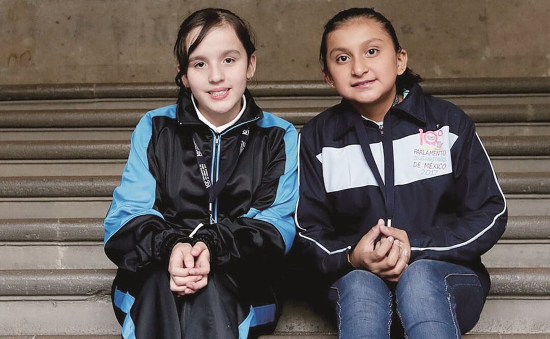 Ashley Brigette Gómez Lorenzana y Alejandra Guadalupe Castañón Álvarez, presidenta y vicepresidenta de la Mesa Directiva del Parlamento de las Niñas y de los Niños de México en la SEP. (IVÁN STEPHENS)