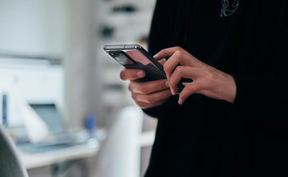 Cómo saber qué apps tienen acceso a tu micrófono y cámara. Imagen: Unsplash
