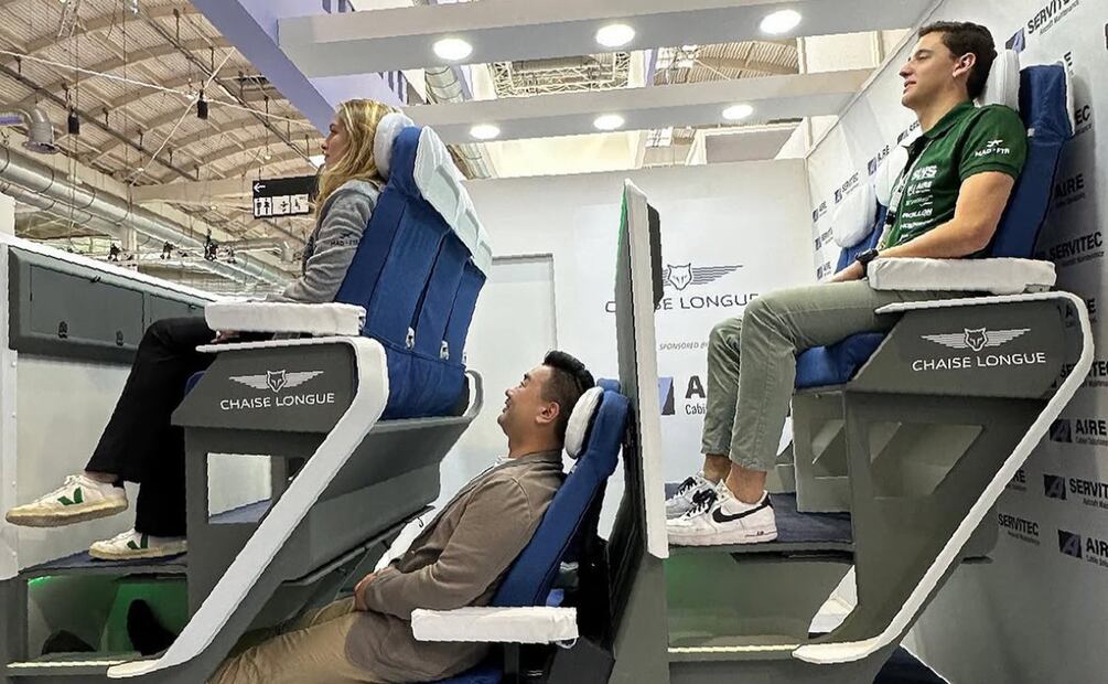 Chaise Longue Economy Seat ha realizado pruebas con potenciales pasajeros para conocer sus ventajas y desventajas. Foto: Instagram @alex.nvb