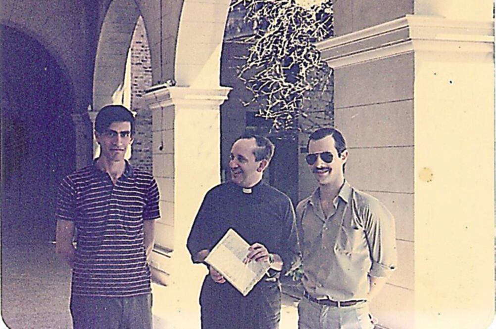 Facundo Ortiz y su hermano (con lentes) con el entonces padre Jorge Bergoglio en uno de los pasillos del Colegio Máximo en Argentina en 1985 (CORTESÍA FACUNDO ORTIZ)