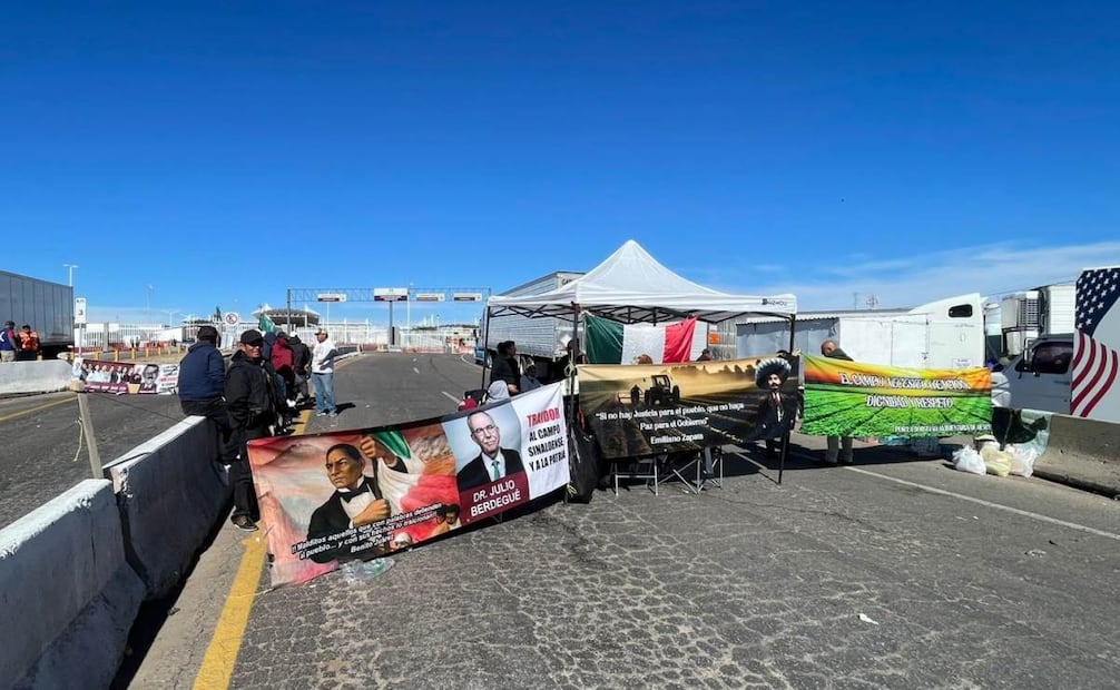Cientos tractocamiones cruzan a EU por la garita Mariposa; manifestantes cambian el bloqueo al Recinto Fiscal de Nogales.
Foto: Especial.