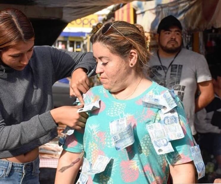 Mujeres regalan dinero a quien lo necesite en Ciudad Victoria