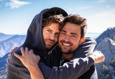 Jonathan Bennett de "Mean Girls" se compromete con su novio