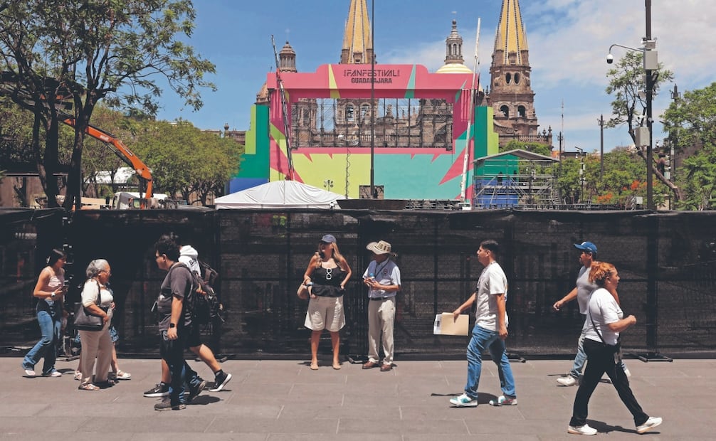 Vallas que rodean la instalación del FIFA Fan
Fest Guadalajara en la Plaza de la Liberación
y la Plaza de Armas, en el centro de Guadalajara. Foto: Ulises Ruiz/ AFP