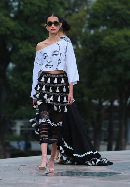 Benito Santos presenta colección primavera 2019 en el Ángel de la Independencia