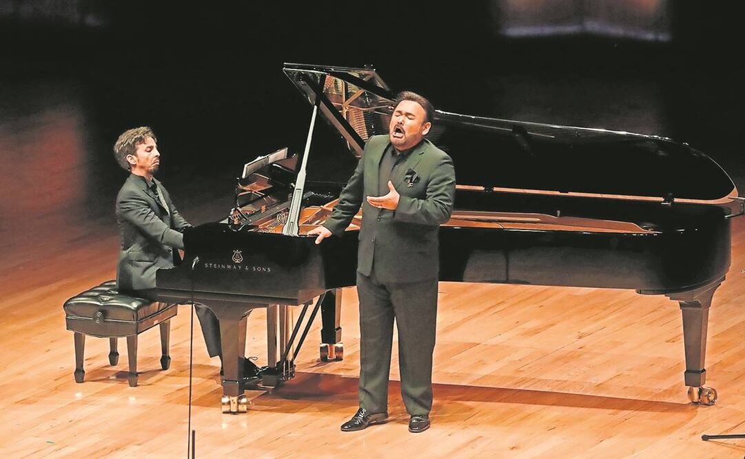 El tenor Javier Camarena y el pianista Ángel Rodríguez hicieron un encore. Interpretaron “Muñequita linda”, que encantó al público. Foto: Barry Domínguez/CulturaUNAM 