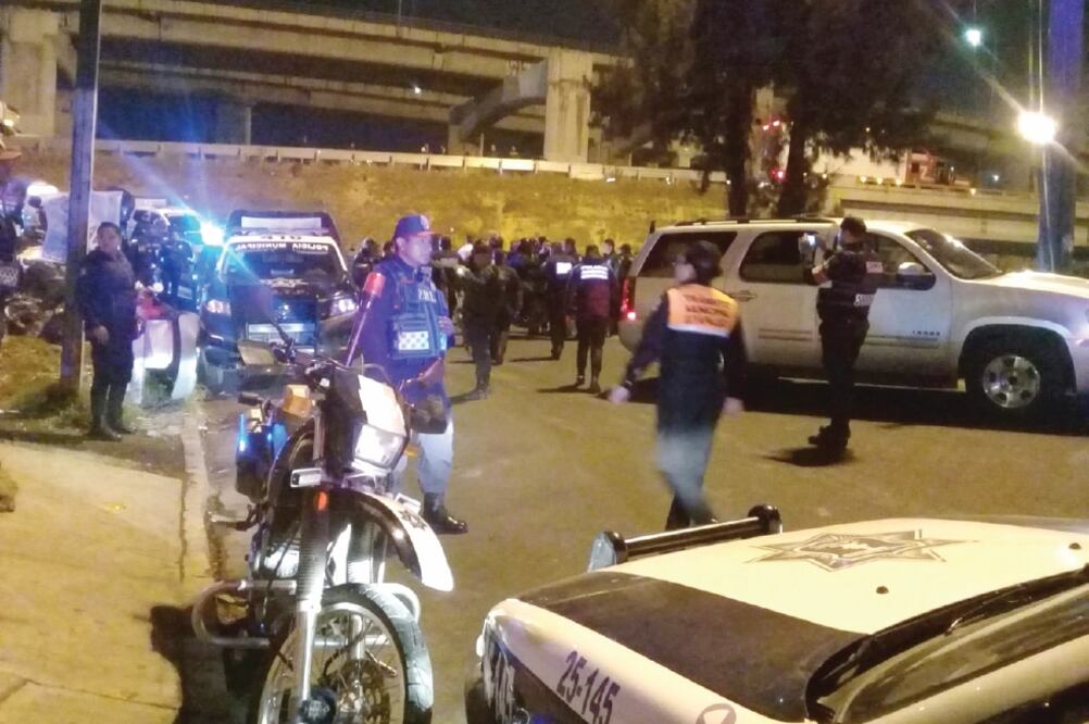 Uniformados de Ixtapaluca marcaron el alto al convoy, en respuesta los ocupantes abrieron fuego en su contra y huyeron hacia la CDMX. (ESPECIAL)