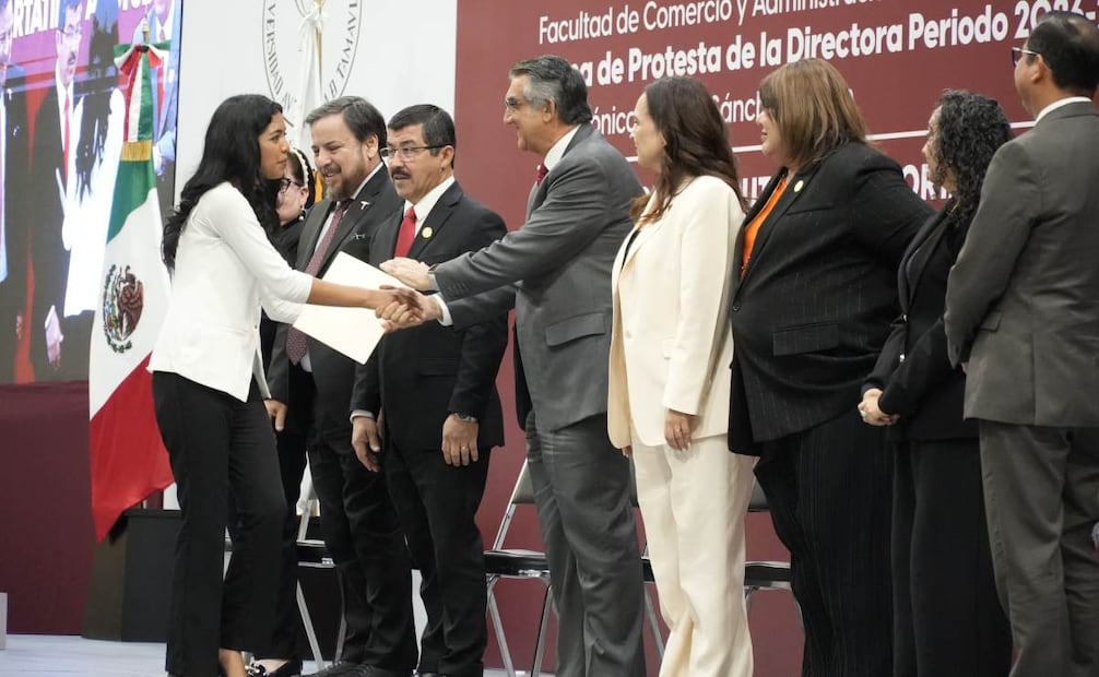 Además de reconocer la excelencia académica, se hicieron entrega de computadoras portátiles a estudiantes de las facultades, unidades académicas y preparatorias. Foto: Especial