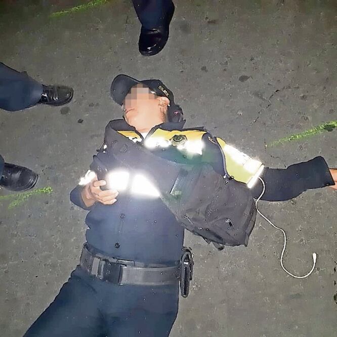 La policía Ana Gabriela Gutiérrez quedó tendida en el piso, luego de que un conductor se molestó porque le quería colocar la “araña” a su vehículo. (ESPECIAL)