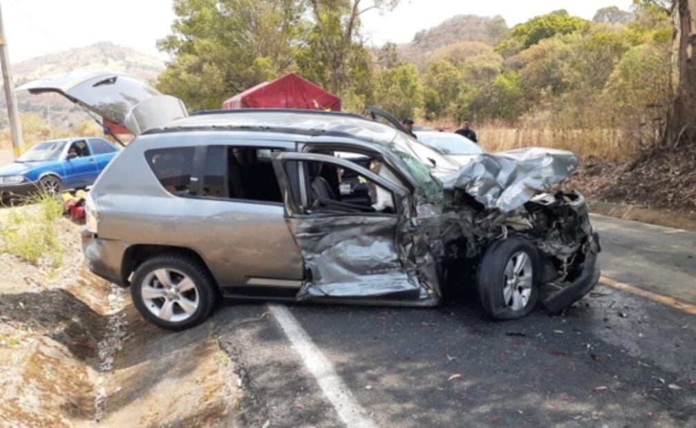 Camión de pasajeros embiste a 10 vehículos en carretera de Malinalco; hay 10 lesionados