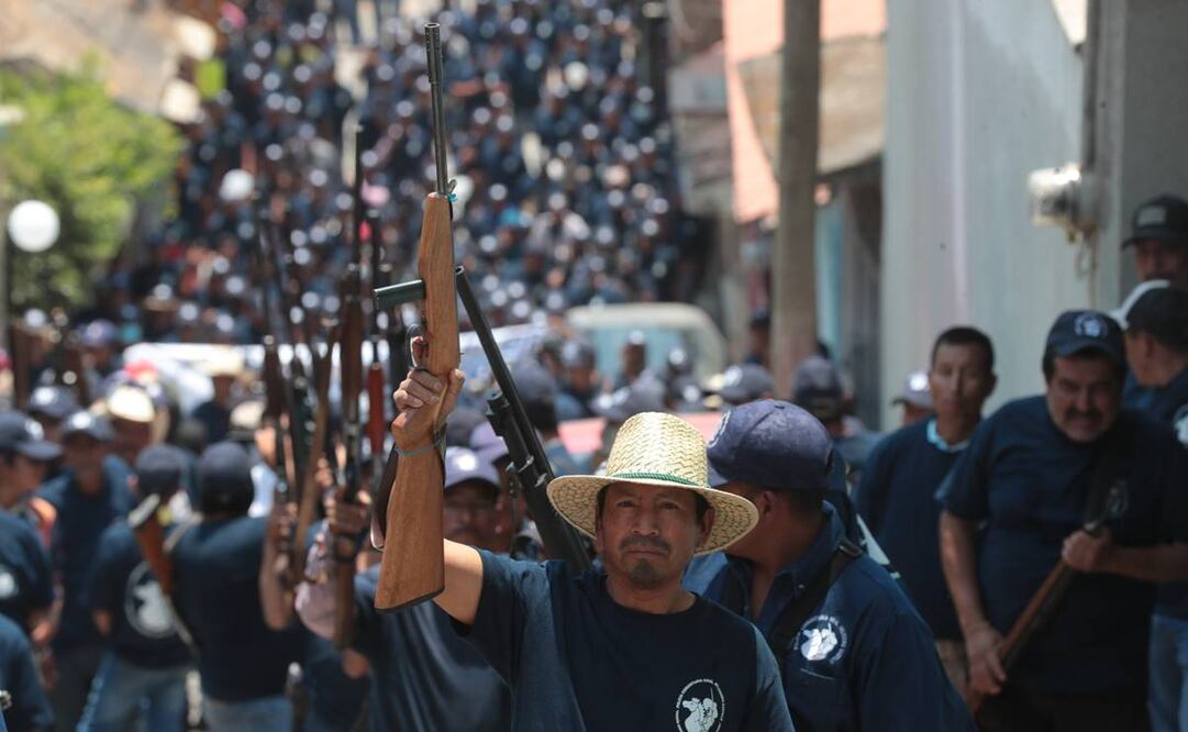 La marcha tuvo como objetivo denunciar que la violencia sigue presente en la zona, pues han sostenido varios enfrentamientos en la sierra. Foto: Ernesto Álvarez