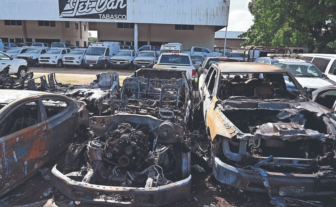 Al menos ocho vehículos fueron incendiados en el interior de la agencia de autos JET-VAN ubicada sobre la Villahermosa-Cárdenas. Foto: de LUMA LÓPEZ. EL UNIVERSAL