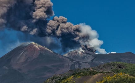 Volcán Etna lanza columna de ceniza volcánica de 1,5 kilómetros; cierran espacio aéreo de Sicilia