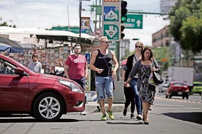 Conductores violan normas pese a presencia policial y cámaras