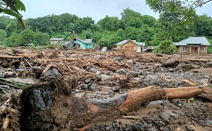 Inundaciones al este de Indonesia suman 43 muertos y al menos 27 desaparecidos