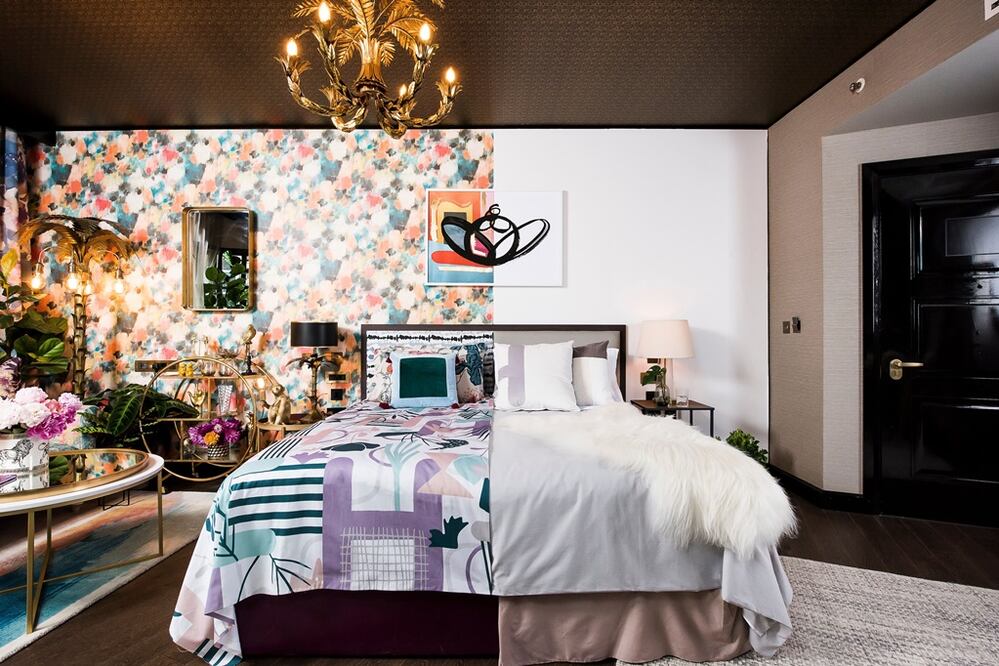 La habitación está partida a la mitad, dividida en minimalista y maximalista / Foto: Hoteles.com