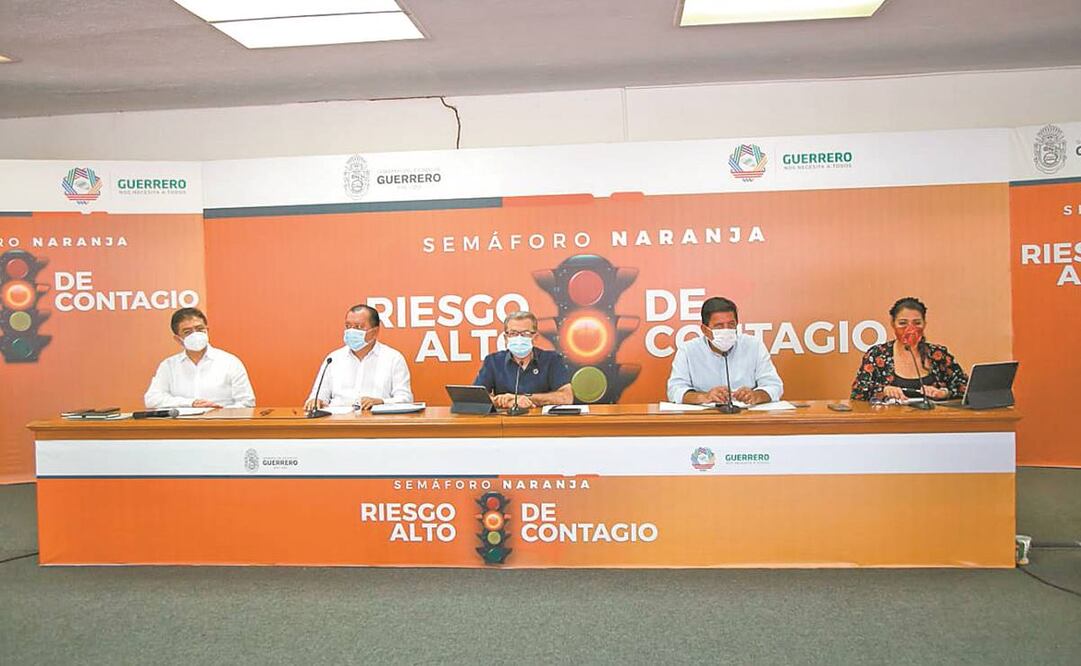 El titular de Salud, Carlos de la Peña Pintos (segundo de izq. a der), dijo que hay 12 mil 629 casos acumulados de Covid-19 en la entidad. Foto: Especial