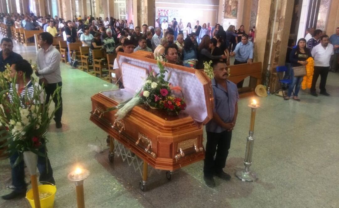 El cortejo estuvo integrado por comerciantes, profesores y dirigentes de distintos partidos políticos. (FOTO: Especial)