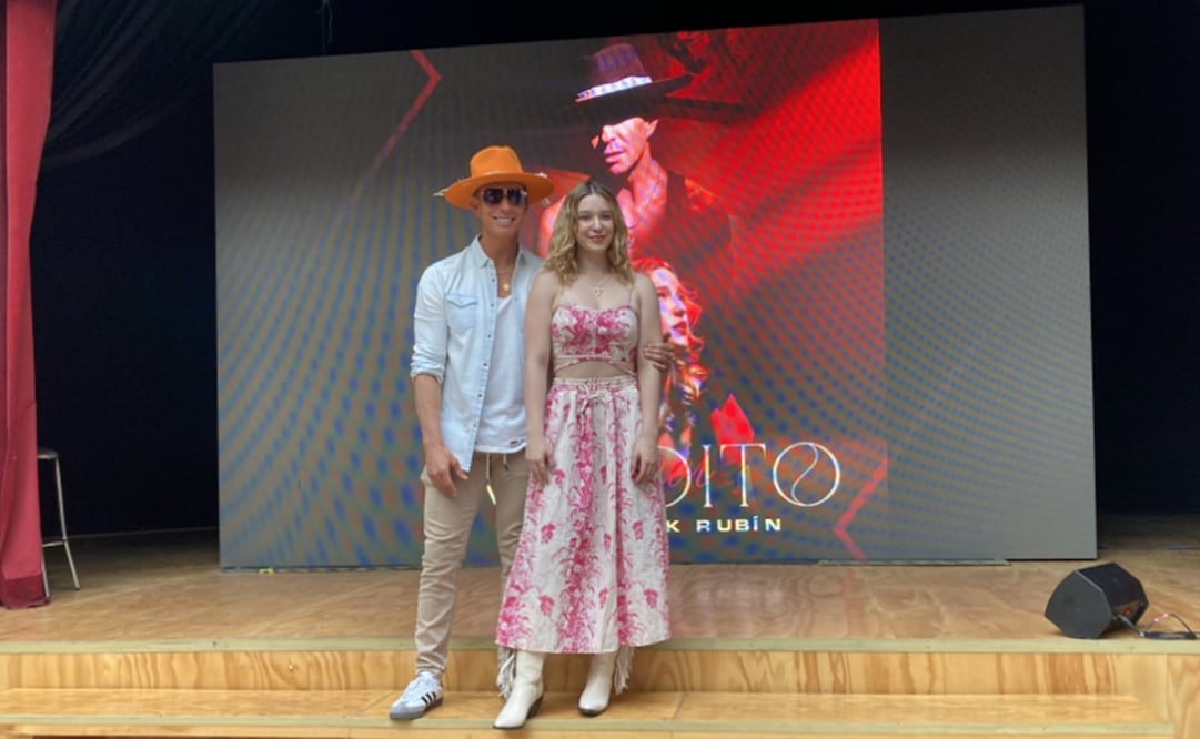 Padre e hija hacen dueto en el tema “Amor maldito”, tercer sencillo de Mía: un bolero con toque latino, cuyo video se grabó en escenarios de Oaxaca. Foto: Armando Pereda/EL UNIVERSAL.