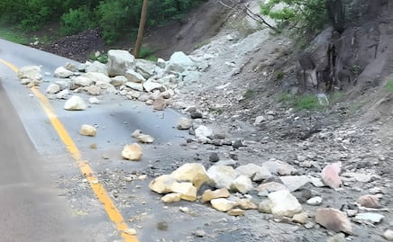 Lluvias causan derrumbes y desgajamientos en carretera federal de Oaxaca; no se reportan personas lesionadas