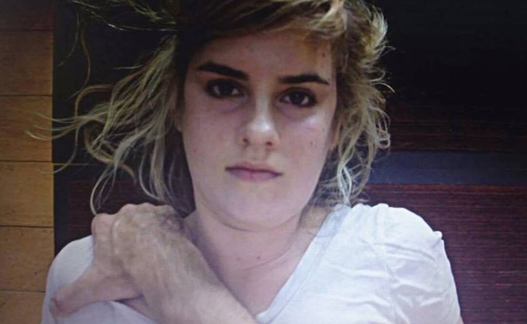 En vez de presentar la concepción que la sociedad tiene de una persona violada –cabeza baja, vista deshecha y temblorosa– su performance la muestra regresando la mirada al espectador. FOTO: Facebook/Sophia Hewson.