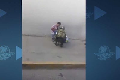 Soldado regala juguete a un niño y el video se vuelve viral