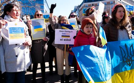 Con las ucranianas en mente, marchan miles de mujeres en Europa en defensa de sus derechos