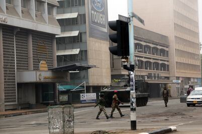 Ejército toma control de Zimbabue; arrestan al presidente Mugabe