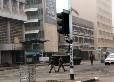 Ejército toma control de Zimbabue; arrestan al presidente Mugabe
