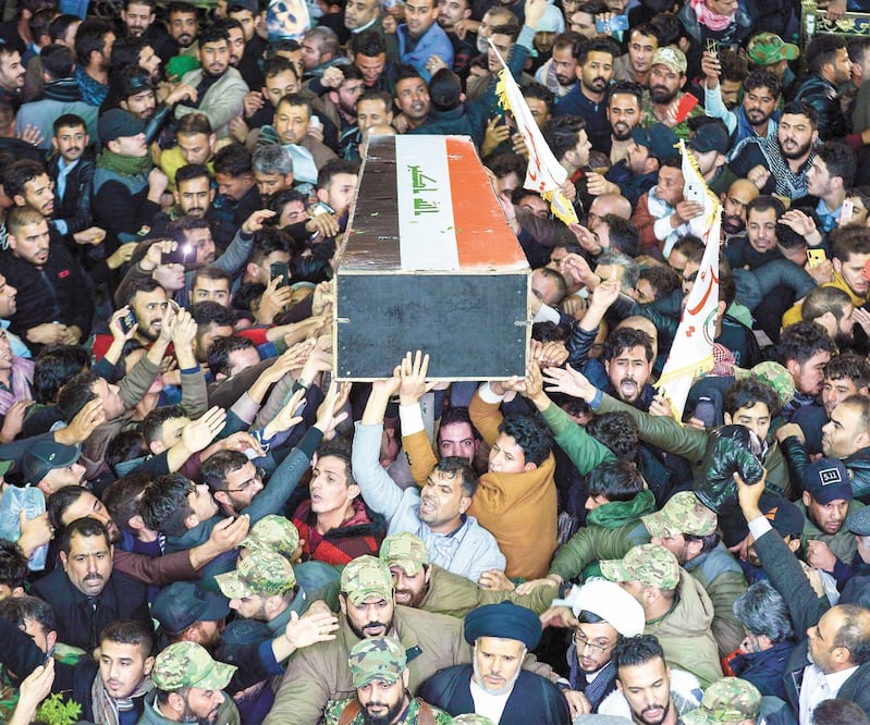 Cientos de personas participaron en los funerales en Nayaf, Irak, del general iraní Qassem Soleimani y los demás fallecidos en el ataque de EU del viernes. Foto: HAIDAR HAMDANI. AFP