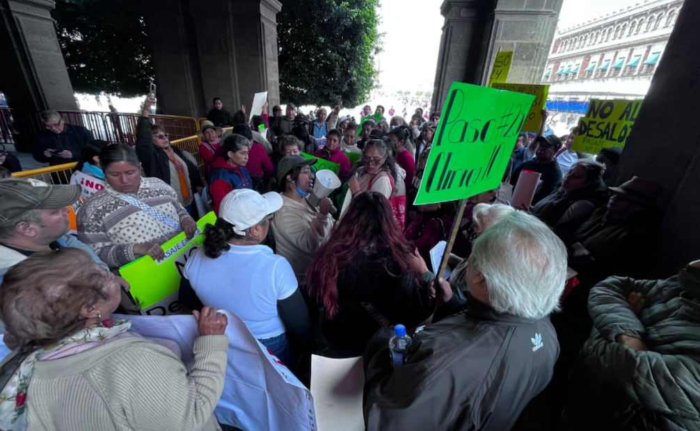 Comerciantes y gobierno de la CDMX llegan al acuerdo de que no habrá desocupación temporal de sus locales.
Foto: Rafael García
