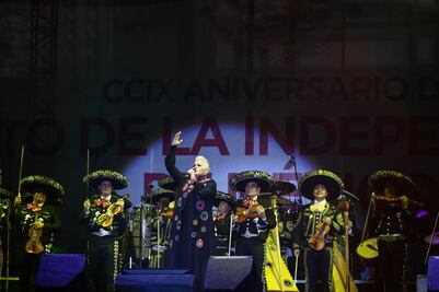 Eugenia León recuerda a migrantes, Ayotzinapa y a Toledo durante el Grito