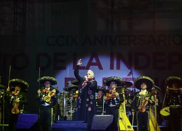 Eugenia León recuerda a migrantes, Ayotzinapa y a Toledo durante el Grito