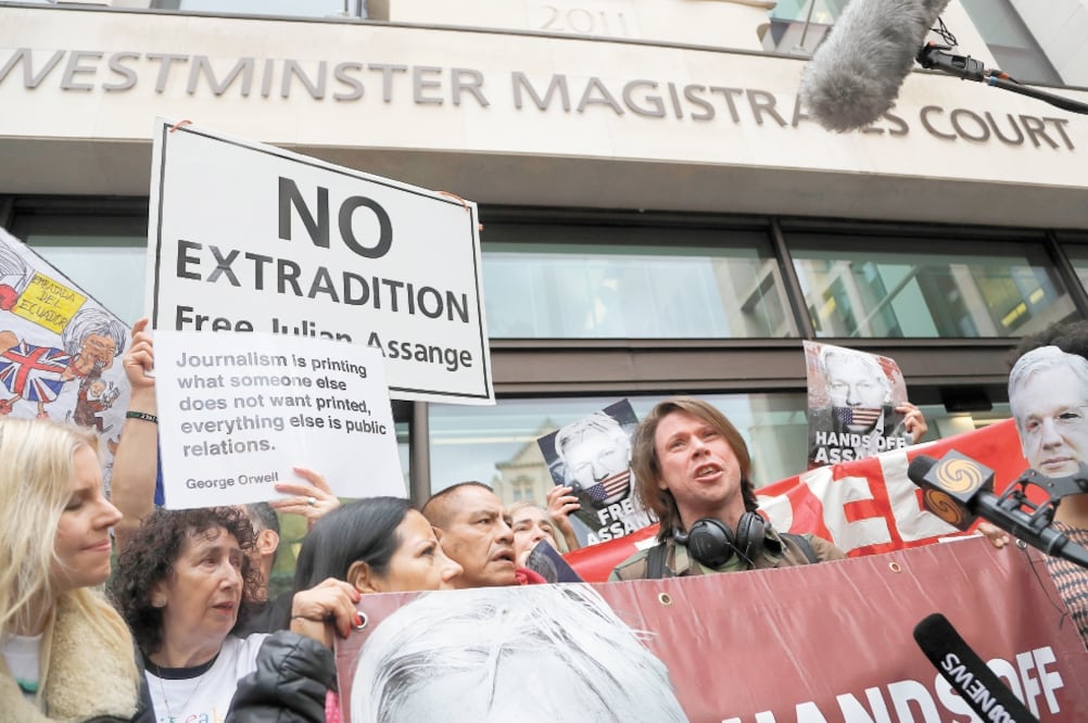 Activistas protestan contra la extradición del periodista australiano Julian Assange, afuera del Tribunal de Magistrados de Westminster en Londres. Foto/ FRANK AUGSTEIN. AP