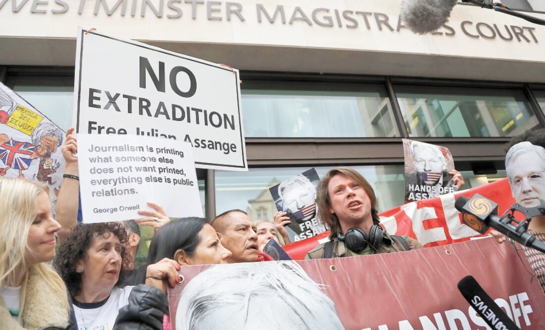Activistas protestan contra la extradición del periodista australiano Julian Assange, afuera del Tribunal de Magistrados de Westminster en Londres. Foto/ FRANK AUGSTEIN. AP