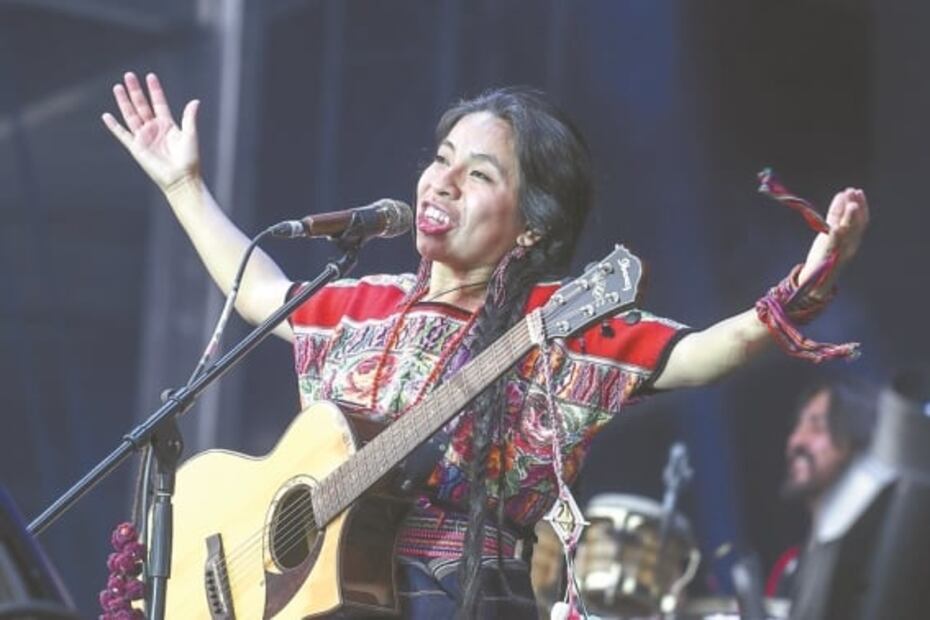 “Al sonoro rugir del amor”: Mon Laferte manda mensaje contra violencia de género
