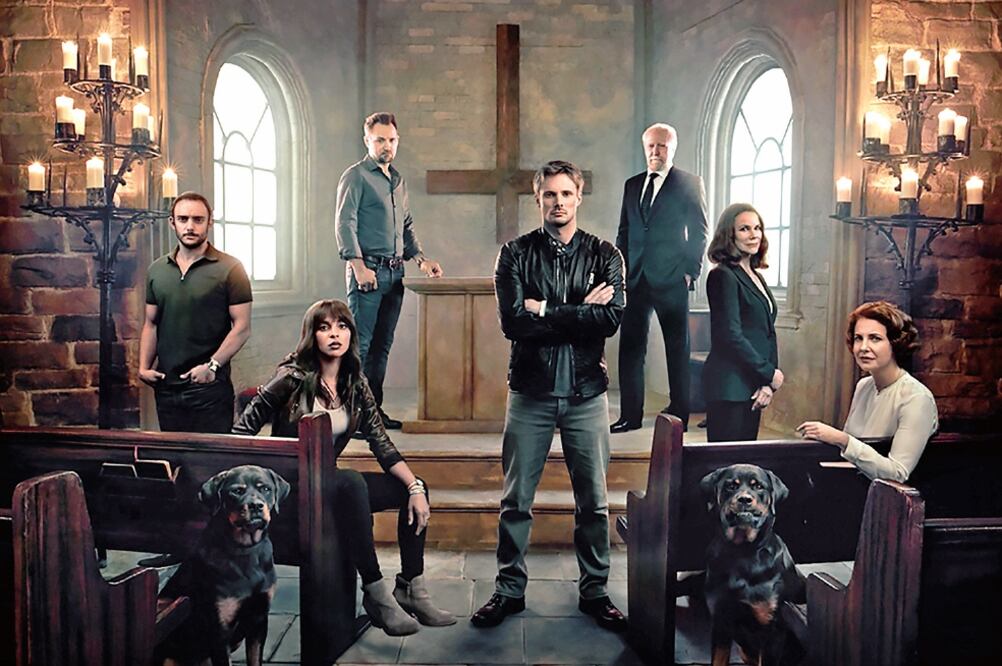 Damien busca revivir la película de 1976 en la que una pareja adopta a un chico que resulta ser el anticristo (A&E)