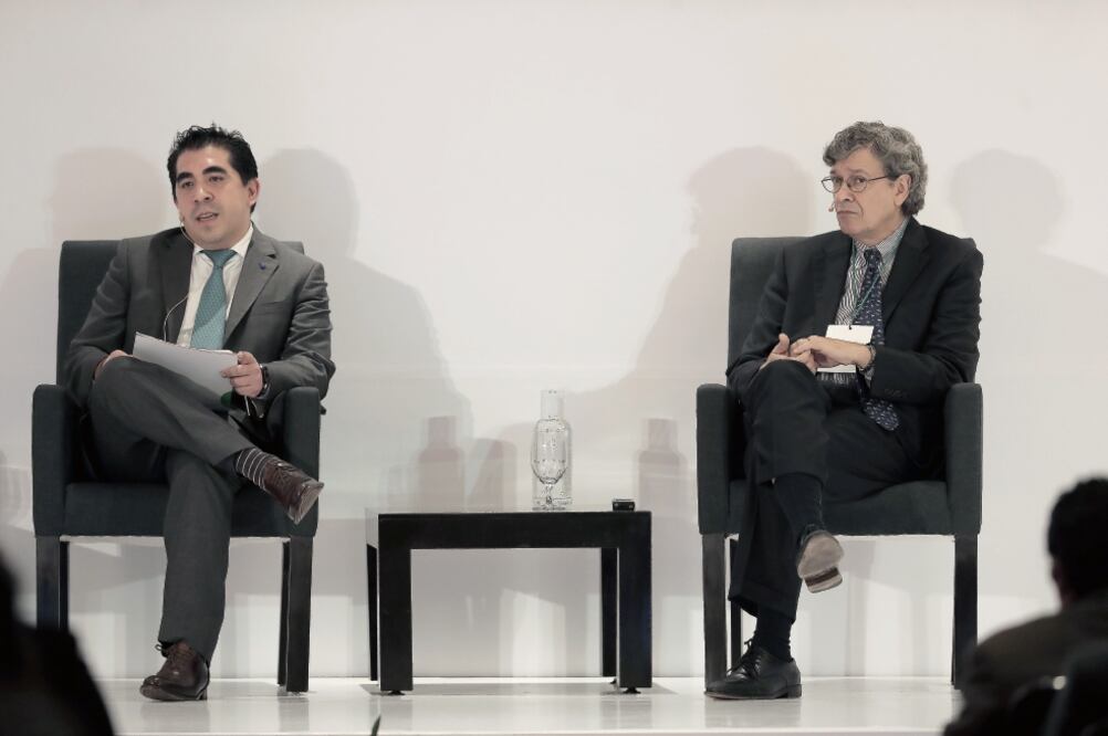 Arturo Robles Rovalo, comisionado del IFT, y Raúl Katz, director del Business Strategy Research Columbia, durante el foro de competencia en telecom (ALEJANDRO ACOSTA. EL UNIVERSAL)