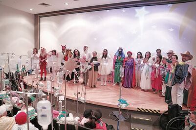 Médicos "diablos" alegran a niños 