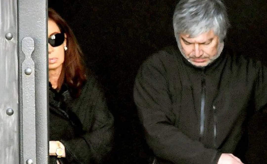 La vicepresidenta de Argentina, Cristina Fernández junto a Lázaro Báez saliendo del mausoleo de Néstor Kirchner. Foto: La Nación GDA