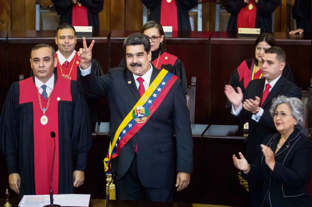 Nicolás Maduro (centro) saluda con la señal de la victoria luego de jurar como presidente de Venezuela para un segundo periodo que concluirá en 2025. / MIGUEL GUTIÉRREZ. EFE